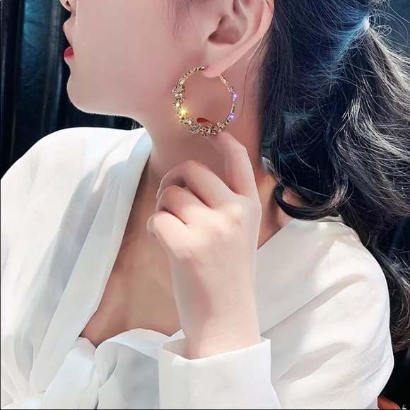 *NEW* Luxury Gold Hoop Earrings - Picture 3 of 3